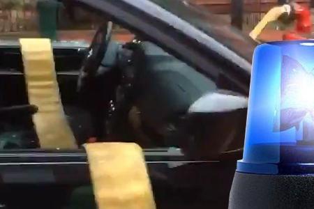 Feuerwehrschlauch im Auto Feuerwehrschlauch im Auto