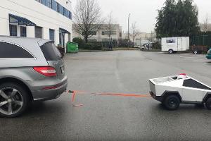 Mini-Cybertruck zieht Mercedes R-Klasse