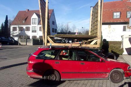 01/2020, Volvo V40 mit Carport auf dem Dach 01/2020, Volvo V40 mit Carport auf dem Dach