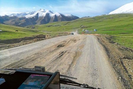DURCH WÜSTEN, STEPPEN UND GEBIRGE fuhren Kerstin Hüllmandel und Albert Knaus bis nach China. DURCH WÜSTEN, STEPPEN UND GEBIRGE fuhren Kerstin Hüllmandel und Albert Knaus bis nach China.