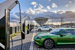 Porsche verschenkt Schnellladen für alle