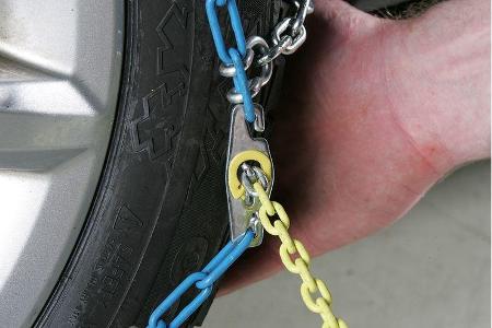 Viertel-Radumdrehung fahren, danach die Spannkette bis zum Ende der Farbmarkierung durch die Lochplatte ziehen und einrasten...