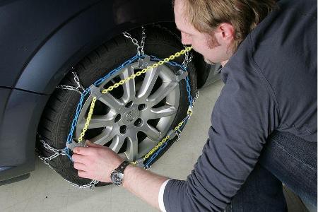 Jetzt Spannkette durch die Plastikösen ziehen (dienen auch als Felgenschutz) und einhängen. Fertig. Beim nächsten Halt Sitz ...