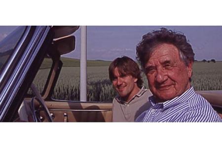 Das 50. Jubiläum feiert Werksfahrer Hans Herrmann vor Ort mit einer Runde im 300 SL. Copilot Markus Winkelhock hat die Gesch...