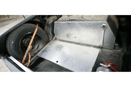Der Tank entspricht den FIA-Normen, fasst 135 Liter, ist ausgeschäumt und mit Schwallblechen bestückt. Ein kleiner Catchtank...