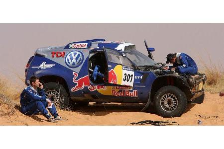 ... fing der Race Touareg des souverän führenden Duos de Villiers und von Zitzewitz nach einem Schlepphebelbruch Feuer.