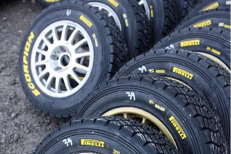 Denn alle müssen mit Pirelli-Einheitsreifen fahren, deren Spezifikation von der FIA lange vor der Veranstaltung festgelegt w...