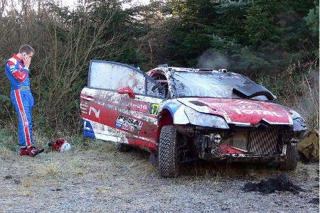 Der Franzose schulterte seinen Citroen C4 WRC und griff zum Handy.