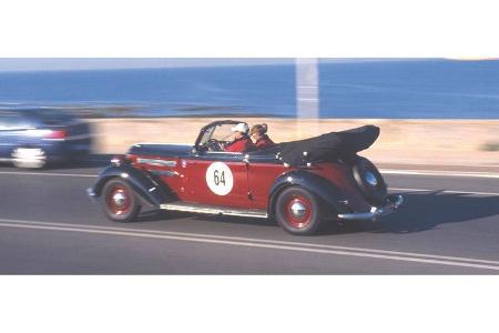 Reinhard Büchl und Thomas Frank auf Audi 920 Cabriolet: 3,3-Liter-Reihensechszylinder, 75 PS, Baujahr 1939, Team AUDI Tradit...