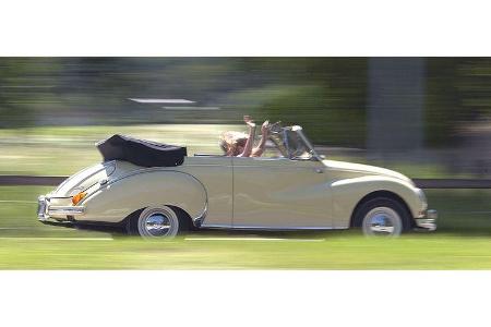 Toni Melfi und Malte Jürgens auf DKW F93 3=6 Cabrio: 896-ccm-Dreizylinder, 38 PS, Baujahr 1956, Team AUDI Tradition