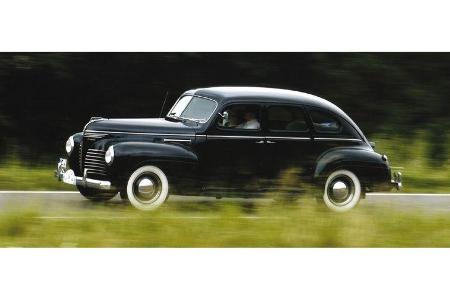 Dr. Michael Effing und Prof. Alexander Büsgen auf Plymouth P10 De Luxe: 3,3-Liter-Reihensechszylinder, 87 PS, Baujahr 1940