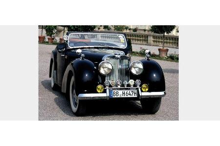 Karl-Ulrich Herrmann und Susanne Herrmann auf Triumph 1800 Roadster: 1,7-Liter-Reihenvierzylinder, 65 PS, Baujahr 1946