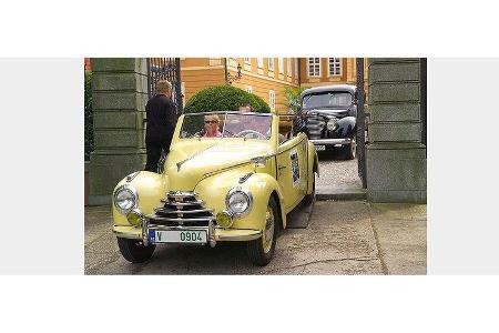Jens Herkommer und Katja Lersow auf Skoda 1101 Tudor Cabriolet: 1,1-Liter-Reihenvierzylinder, 32 PS, Baujahr 1948