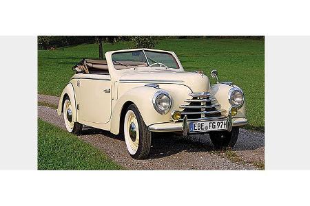 Edgar Thiemt und Claudia Thiemt auf Skoda 1102 Roadster: 1,1-Liter-Reihenvierzylinder, 32 PS, Baujahr 1950