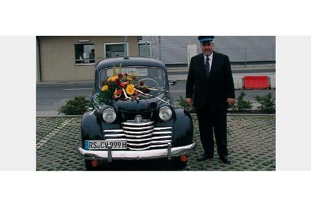 Dr. Hans-Wilhelm de Blois und Barbara de Blois auf Opel Olympia: 1,5-Liter-Reihenvierzylinder, 37 PS, Baujahr 1950