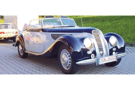 Uwe Ilgenstein und Anne Ilgenstein auf EMW 327/2 Cabrio: 2,0-Liter-Reihensechszylinder, 55 PS, Baujahr 1954