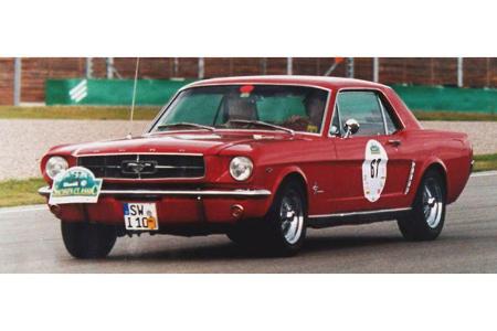 Walter Erke und Barbara Erke auf Ford Mustang Hardtop: 4,8-Liter-V8, 180 PS, Baujahr 1964