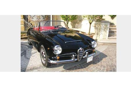 Fritz Stock und Silke Stock auf Alfa Romeo Giulia 1600 Spider: 1,6-Liter-Reihenvierzylinder, 92 PS, Baujahr 1965, Team tesa