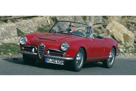 Dr. Matthias Schiller und Doris Klingseisen auf Alfa Romeo Giulia 1600 Spider Veloce: 1,6-Liter-Reihenvierzylinder, 112 PSvB...