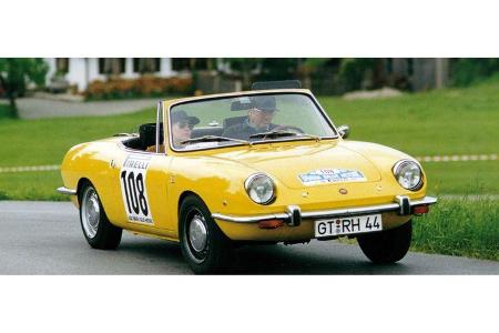 Franz Fölling und Anna Fölling auf Fiat 850 Sport Spider: 0,9-Liter-Reihenvierzylinder, 52 PS, Baujahr 1971