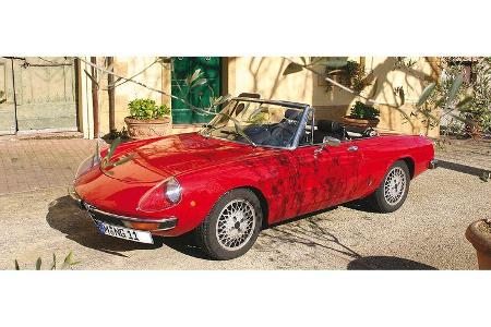Manfred Reichhold und Ingrid Reichhold auf Alfa Romeo 2000 Spider Veloce: 2,0-Liter-Reihenvierzylinder, 131 PS, Baujahr 1974...