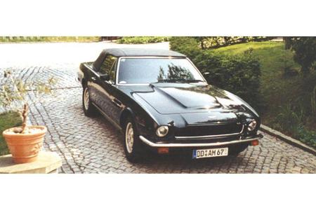 Klaus Eckhard und Wilhelm Prinz von Hessen auf Aston Martin V8 Volante: 5,4-Liter-V8, 310 PS, Baujahr 1982, Team Zeitenströmung
