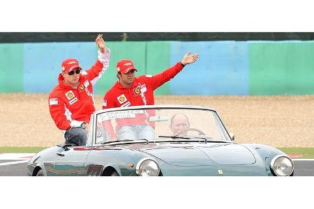 Ein Winke-Winke-Runde gab es auch für das Ferrari-Fahrerduo.