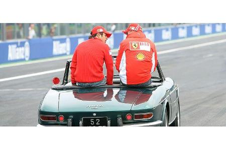Auf dem Verdeckkasten: Massa und Räikkönen. Am Volant: ein Unbekannter.