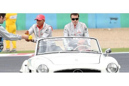 Und im Mercedes SL: Hamilton und Alonso.