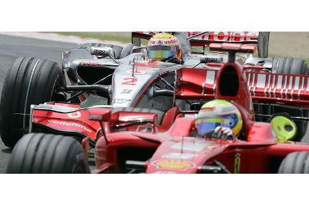 Räikkönen wehrt alle Angriffe ab.