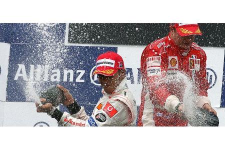 Champagner-Spritzer bei der Siegerdusche.