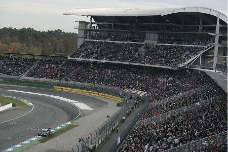Di Resta beklagte sich anschließend, dass er bei der Verfolgung unter anderem von Martin Tomczyk aufgehalten wurde.