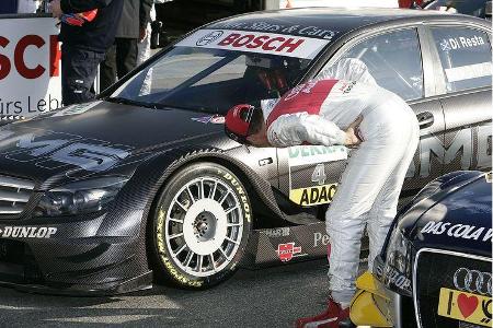 Mercedes-Sportchef Norbert Haug sprach anschließend von Beschädigungen am Auto von Di Resta. Timo Scheider konnte nach einer...