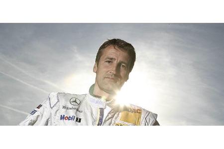 Der strahlende Champion Bernd Schneider lädt gewöhnlich alljährlich zwei Mal ins Badische, um die Konkurrenz ordentlich zu v...