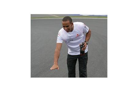 ... Hamilton tastete den Kurs zu Fuß ab.