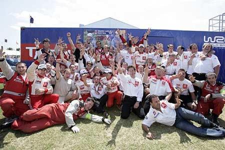 Das Kronos-Team hatte allen Grund zu feiern - schließlich wurde Loeb vorzeitig Weltmeister.
