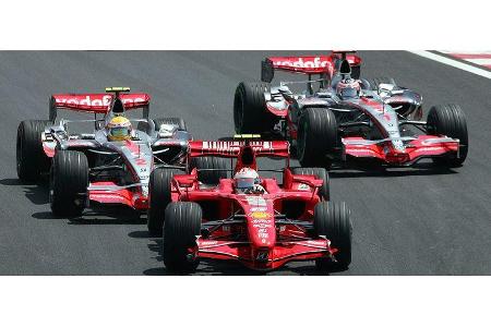Direkt am Start setzte sich Räikkönen vor die Silberpfeile.