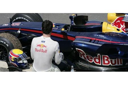 Auch der Red Bull von Mark Webber verabschiedete sich vorzeitig in die Winterpause.