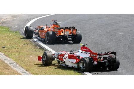 Adrian Sutil legte sich mit einem Super Aguri an und verlor.
