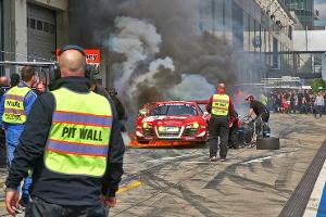Audi R8 LMS ultra fängt Feuer