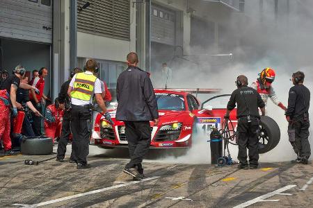 VLN, Nürburgring, Audi R8, Phoenix Racing, Tankstopp, Feuer, 26.04.2014