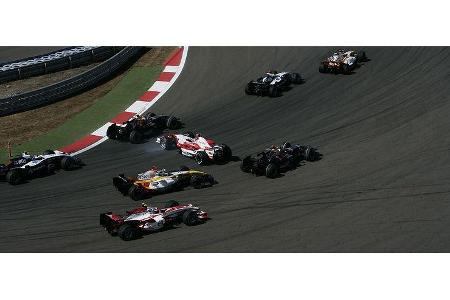 Trulli stellte seinen Toyota unfreiwillig in der ersten Kurve quer ...