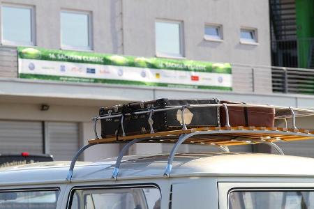 Volkswagen Classic stattet einen Bulli mit originalem Dachgepäck aus.