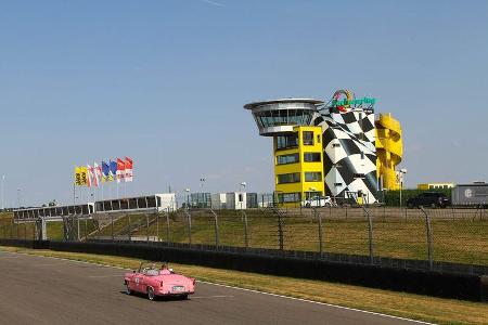 Der charakteristische Race-Tower des Sachsenrings ist knapp 23 Meter hoch.