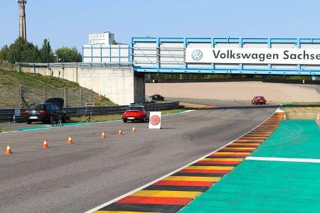 Wertungsprüfung: Die Fahrzeuge fahren durch ...