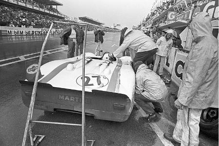 Dezent und kaum lesbar durch den Staub der Piste: Der Martini-Schriftzug prangt am Heck des drittplatzierten Porsche 908 von...
