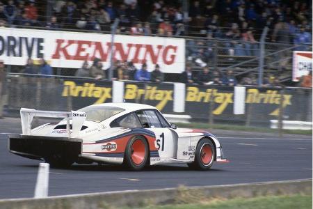 ...während ihre Markengefährten Jacky Ickx/Gijs van Lennep im offenen Typ 936 den Sieg für Martini Racing holten.