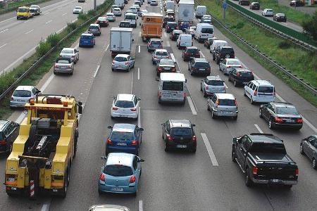 In Österreich sind ab 1. Januar 2012 alle Verkehrsteilnehmer verpflichtet, bei einem Stau eine Rettungsgasse zu bilden In Österreich sind ab 1. Januar 2012 alle Verkehrsteilnehmer verpflichtet, bei einem Stau eine Rettungsgasse zu bilden