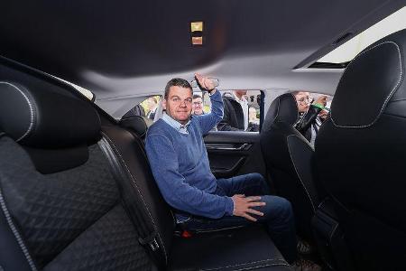 Im Fond reichen Kopf- und Beinfreiheit selbst dann für Personen über 1,80 Meter Körpergröße, wenn vorne Passagiere mit ähnli...