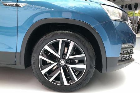 Der Skoda Kamiq steht auf 17 Zoll großen Leichtmetallfelgen mit 205er-Reifen. An der Flanke prangt ein Typenschild.